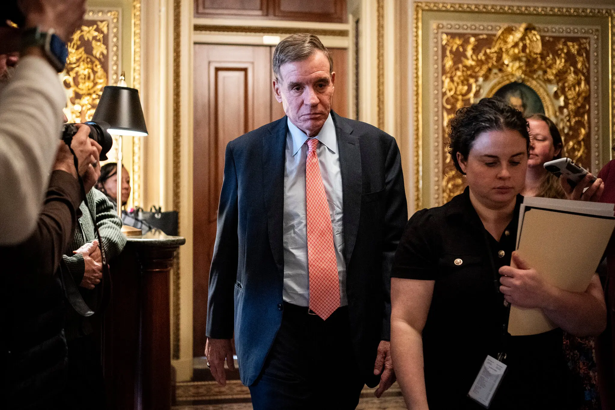 Сенатор Марк Ворнер, демократ від Вірджинії, заявив, що зміна американської політики щодо Росії загрожує партнерству з розвідкою.